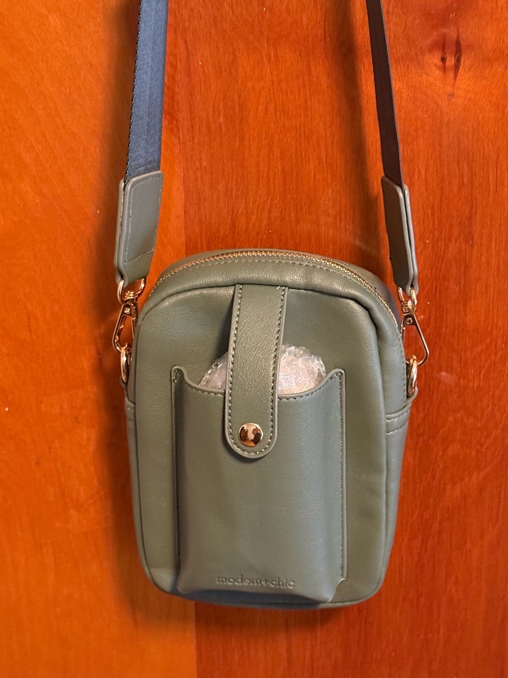 NWOT Modern + Chic Holland Crossbody bag